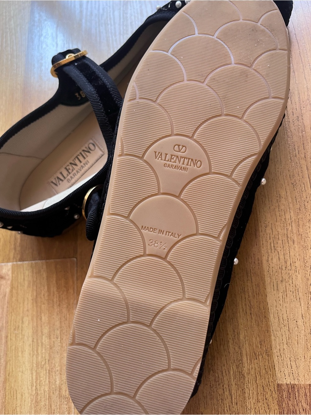 Valentino Garavani Black Velvet Womens Mary Jane’s with Pearls Size 38 1/2 (8.5) - Picture 6 of 6